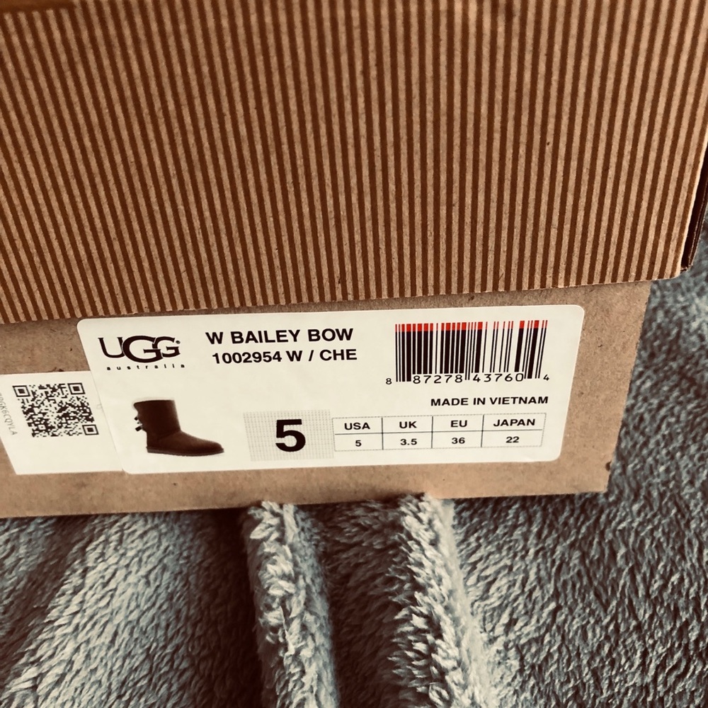 UGGS - Picture 4 of 4